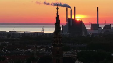 Kurtarıcımızın Kilisesi 'nin Kopenhag, Danimarka şehir merkezindeki hava aracı görüntüsü gün batımında