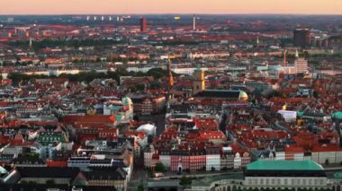 Kopenhag şehir merkezinin hava aracı görüntüsü, gün batımında Danimarka