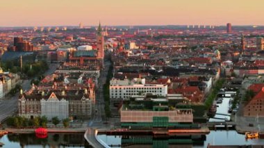 Kopenhag şehir merkezinin hava aracı görüntüsü, gün batımında Danimarka