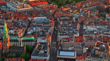 Kopenhag şehir merkezinin hava aracı görüntüsü, gün batımında Danimarka