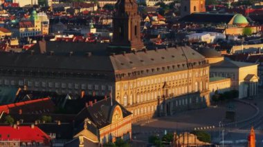 Kopenhag 'ın ortasındaki Slotsholmen adasındaki Christiansborg Sarayı' nın hava aracı görüntüsü. Gün batımında Danimarka.