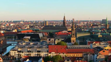 Kopenhag şehir merkezinin hava aracı görüntüsü, gün batımında Danimarka