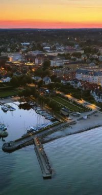 Günbatımında Osterbo Nord, Nordhavn liman bölgesinin Öresund sahilindeki insansız hava aracı görüntüsü. Dikey
