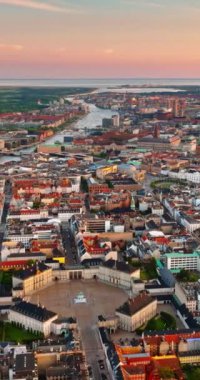 Amalienborg Sarayı 'nın, Frederik' in Kilisesi 'nin ve Danimarka' nın Kopenhag şehrinin insansız hava aracı görüntüsü. Dikey