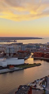 Günbatımında Öresund kıyısındaki Nordhavn limanının insansız hava aracı görüntüsü. Dikey