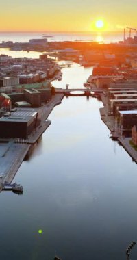 Danimarka 'daki Kopenhag limanının hava aracı görüntüsü gün batımında. Dikey