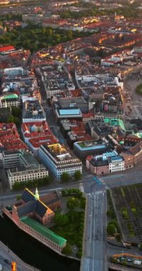 Kopenhag şehir merkezinin hava aracı görüntüsü, güneş batarken Danimarka. Dikey