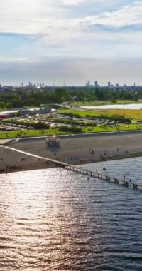 Kopenhag, Danimarka 'daki Amager Beachpark sahil parkının insansız hava aracı görüntüsü. Dikey