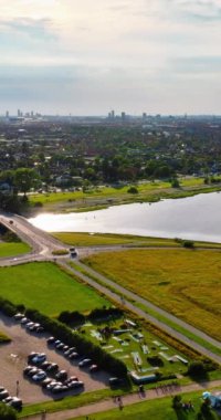 Kopenhag, Danimarka 'daki Amager Beachpark sahil parkının insansız hava aracı görüntüsü. Dikey