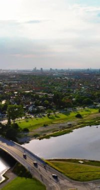 Kopenhag, Danimarka 'daki Amager Beachpark sahil parkının insansız hava aracı görüntüsü. Dikey