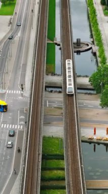 Kopenhag, Danimarka 'daki Orestad tren istasyonunun hava aracı görüntüsü. Dikey