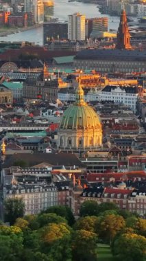 Kopenhag, Danimarka 'daki Frederik Kilisesi' nin insansız hava aracı görüntüsü. Dikey