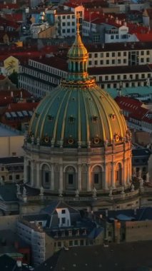 Kopenhag, Danimarka 'daki Frederik Kilisesi' nin insansız hava aracı görüntüsü. Dikey