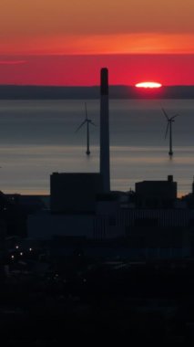 Kopenhag, Danimarka - 24 Temmuz 2024: Amager Bakke 'nin günbatımında hava aracı görüntüsü. Dikey