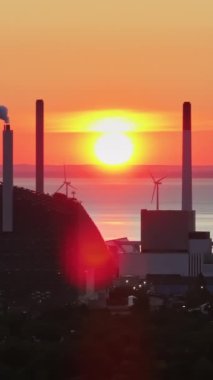 Kopenhag, Danimarka - 24 Temmuz 2024: Amager Bakke 'nin günbatımında hava aracı görüntüsü. Dikey