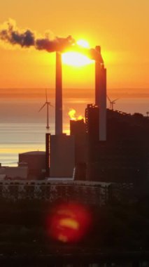 Kopenhag, Danimarka - 24 Temmuz 2024: Amager Bakke 'nin günbatımında hava aracı görüntüsü. Dikey