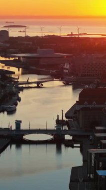 Danimarka 'daki Kopenhag limanının hava aracı görüntüsü gün batımında. Dikey