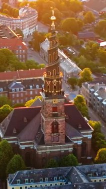 Danimarka 'nın Kopenhag şehrindeki Kurtarıcımız Kilisesi' nin hava aracı görüntüsü. Dikey