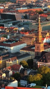 Danimarka 'nın Kopenhag şehrindeki Kurtarıcımız Kilisesi' nin hava aracı görüntüsü. Dikey