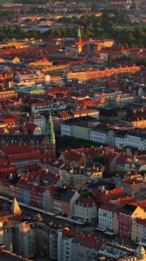 Kopenhag 'ın merkezindeki Slotsholmen adasındaki Christiansborg Sarayı' nın hava aracı görüntüsü. Gün batımında. Dikey