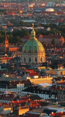 Kopenhag, Danimarka 'daki Frederik Kilisesi' nin insansız hava aracı görüntüsü. Dikey