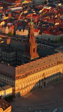 Kopenhag 'ın merkezindeki Slotsholmen adasındaki Christiansborg Sarayı' nın hava aracı görüntüsü. Gün batımında. Dikey