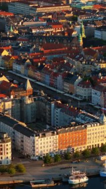 Kopenhag şehir merkezinin hava aracı görüntüsü, güneş batarken Danimarka. Dikey