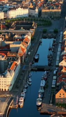 Günbatımında Danimarka 'daki Kopenhag kanallarının şehir merkezinin insansız hava aracı görüntüsü. Dikey