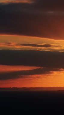 Gün batımında ufkun hava aracı görüntüsü. Dikey