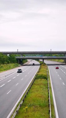 Bulutlu bir günde Avrupa rotası E20 'nin görüntüsü. Dikey