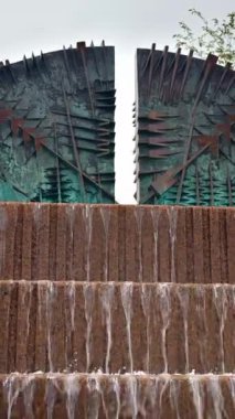 Amaliehaven Park, Kopenhag, Danimarka 'da yapay şelale. Dikey