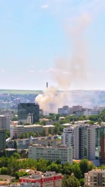 Moldova 'nın Chisinau kentindeki bir binadan çıkan dumanlı hava aracı görüntüsü. Dikey