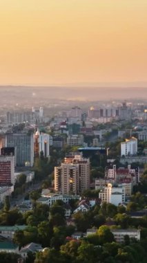 Chisinau, Moldova 'da güneş doğarken hava aracı görüntüsü. Dikey