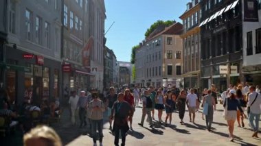 Kopenhag, Danimarka - 24 Temmuz 2024: Şehir merkezinin sokaklarında güpegündüz yürüyen insanlar