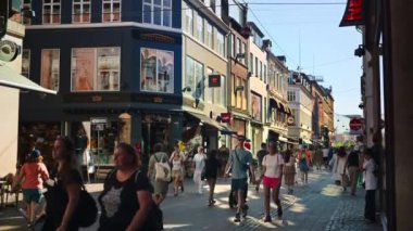Kopenhag, Danimarka - 24 Temmuz 2024: Şehir merkezinin sokaklarında güpegündüz yürüyen insanlar