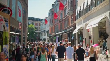 Kopenhag, Danimarka - 24 Temmuz 2024: Şehir merkezinin sokaklarında güpegündüz yürüyen insanlar