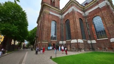 Kopenhag, Danimarka - 24 Temmuz 2024: Şehir merkezindeki Kurtarıcımız Kilisesi 'nin düşük bakış açısı