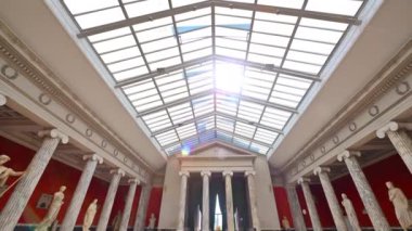 Danimarka 'nın Copengahen kentindeki Ny Carlsberg Glyptotek sanat müzesinin İyonik sütunları.