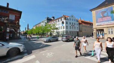 Kopenhag, Danimarka - 24 Temmuz 2024: Şehir merkezinin sokaklarında güpegündüz yürüyen insanlar