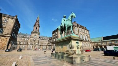 Kopenhag, Danimarka - 24 Temmuz 2024 Christian IX 'in Slotsholmen' deki Christiansborg Ridebane 'e bakan binicilik heykeli