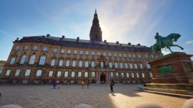 Kopenhag, Danimarka - 24 Temmuz 2024 Christian IX 'in Slotsholmen' deki Christiansborg Ridebane 'e bakan binicilik heykeli