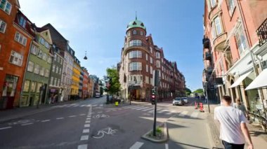 Kopenhag, Danimarka - 24 Temmuz 2024: Şehir merkezindeki Christian IX 'in Gade caddesinde yürüyen insanlar