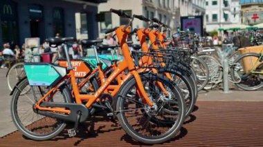 Kopenhag, Danimarka - 24 Temmuz 2024: Turuncu, şehrin sokaklarında duran elektrikli bisikletler