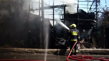 İtfaiyeciler yangını söndürmeye çalışıyor.