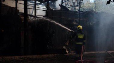 İtfaiyeciler yangını söndürmeye çalışıyor.