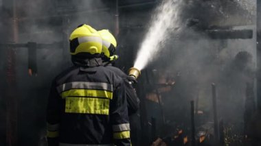 İtfaiyeciler yangını söndürmeye çalışıyor.