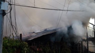 Yanan bir evden çıkan dumanın görüntüsü