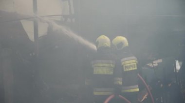 İtfaiyeciler yangını söndürmeye çalışıyor.