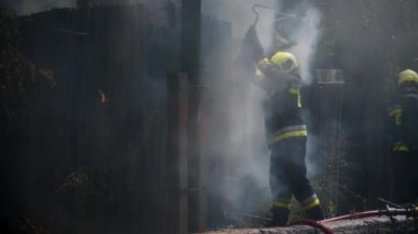 Chisinau, Moldova - 6 Temmuz 2024: İtfaiyeciler yangını söndürmeye çalışıyorlar