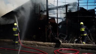 Chisinau, Moldova - 6 Temmuz 2024: İtfaiyeciler yangını söndürmeye çalışıyorlar